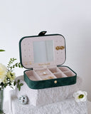 Brigitte Velvet Travel Jewelry Box: Schwarz