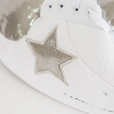 Chaussures de maison géantes à paillettes argentées