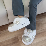 Chaussures de maison géantes à paillettes argentées