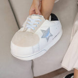 Chaussures de maison géantes blanches avec étoile argentée