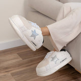 Chaussures de maison géantes blanches avec étoile argentée