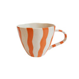 Orange gewellte Tasse