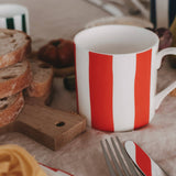 Tasse à rayures rouge